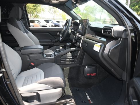 Certified 2025 Toyota Tacoma TRD Off-Road AWD/4WD image 19