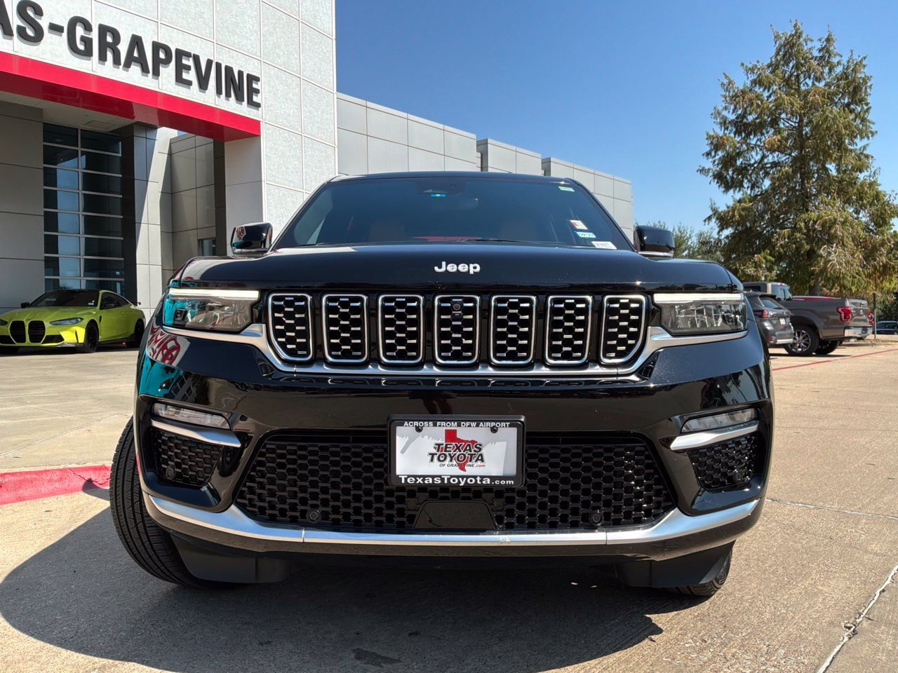 Used 2025 Jeep Grand Cherokee Summit AWD/4WD image 3