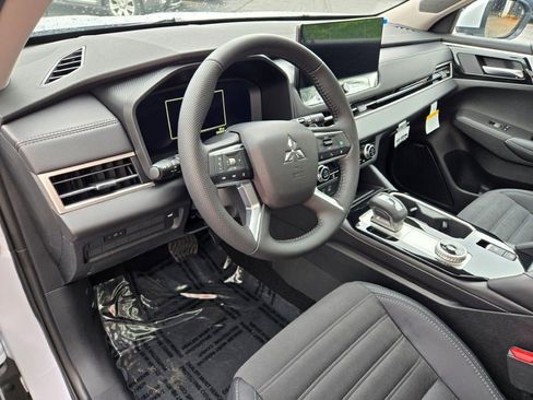 New 2025 Mitsubishi Outlander SE image 34