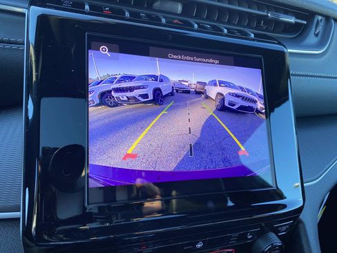 New 2025 Jeep Grand Cherokee Laredo image 13