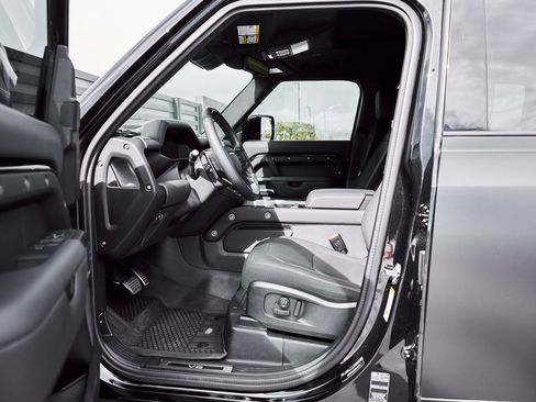 Used 2025 Land Rover Defender 110 V8 image 35