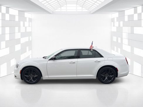 Used 2022 Chrysler 300 Touring w/ Sport Appearance Package RWD image 4