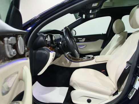 Certified 2019 Mercedes-Benz E 300 4MATIC image 4