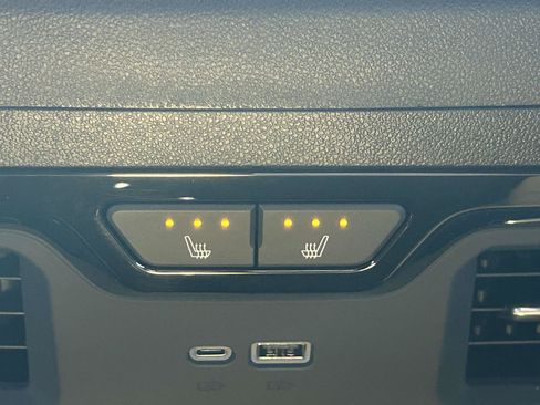 Used 2025 GMC Sierra 2500 AT4 w/ AT4 Premium Plus Package image 15