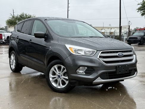 Used 2017 Ford Escape SE FWD image 2