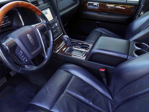 Used 2017 Lincoln Navigator Select image 9