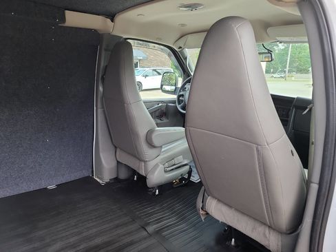 Used 2018 Chevrolet Express 2500 Extended image 25