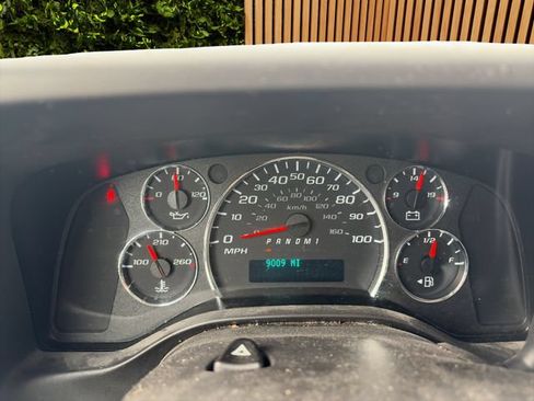 Used 2021 Chevrolet Express 2500 RWD image 2