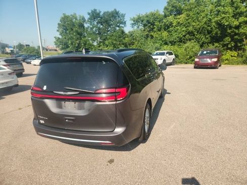 Used 2022 Chrysler Pacifica Touring-L FWD image 10