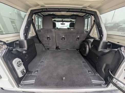 Used 2023 Jeep Wrangler Sahara image 12