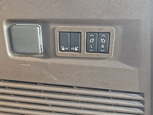 Used 2021 Chevrolet Tahoe LT w/ Luxury Package image 25