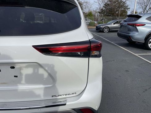 Used 2024 Toyota Highlander Platinum image 18
