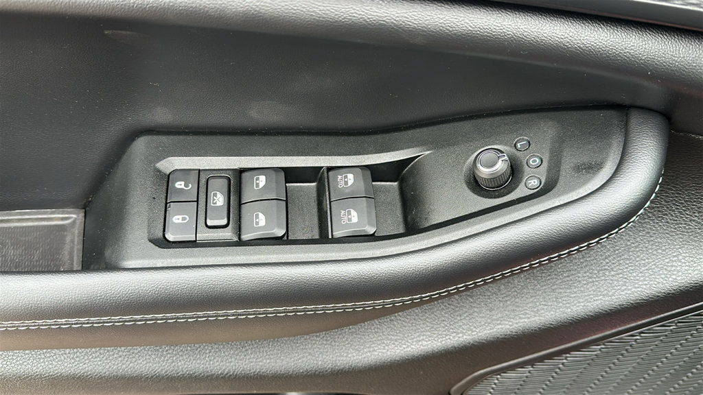 Used 2025 Jeep Grand Cherokee Laredo w/ Luxury Tech Group I AWD/4WD image 12