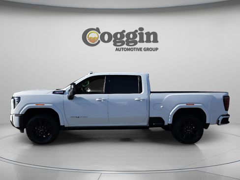 Used 2025 GMC Sierra 2500 AT4 w/ AT4 Premium Plus Package AWD/4WD image 2