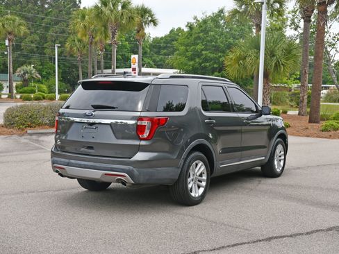 Used 2017 Ford Explorer XLT w/ Equipment Group 202A FWD image 3