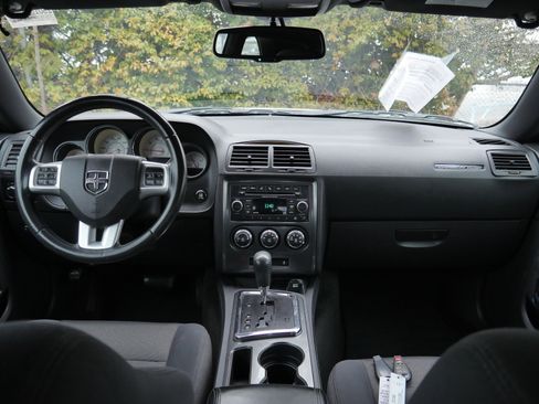 Used 2013 Dodge Challenger SXT image 9