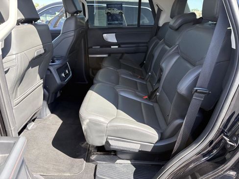 Used 2025 Ford Expedition Active AWD/4WD image 13