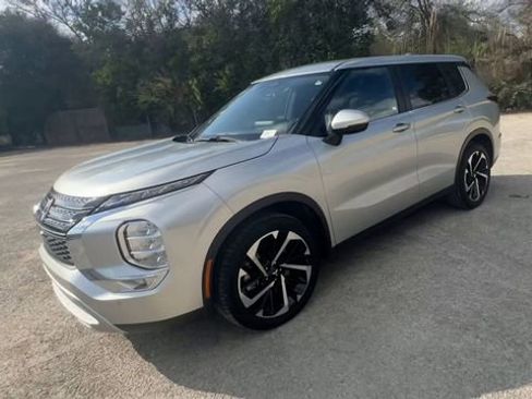 Used 2024 Mitsubishi Outlander SE image 4