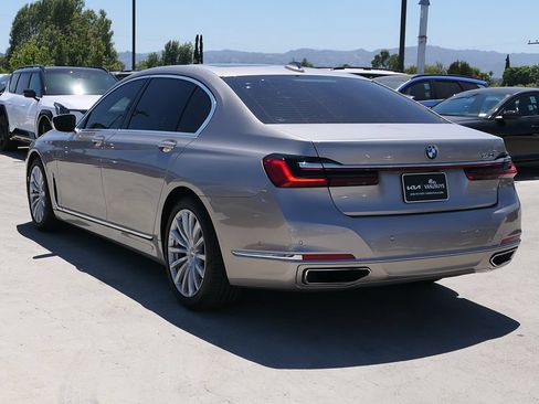 Used 2020 BMW 740i w/ Premium Package RWD image 6