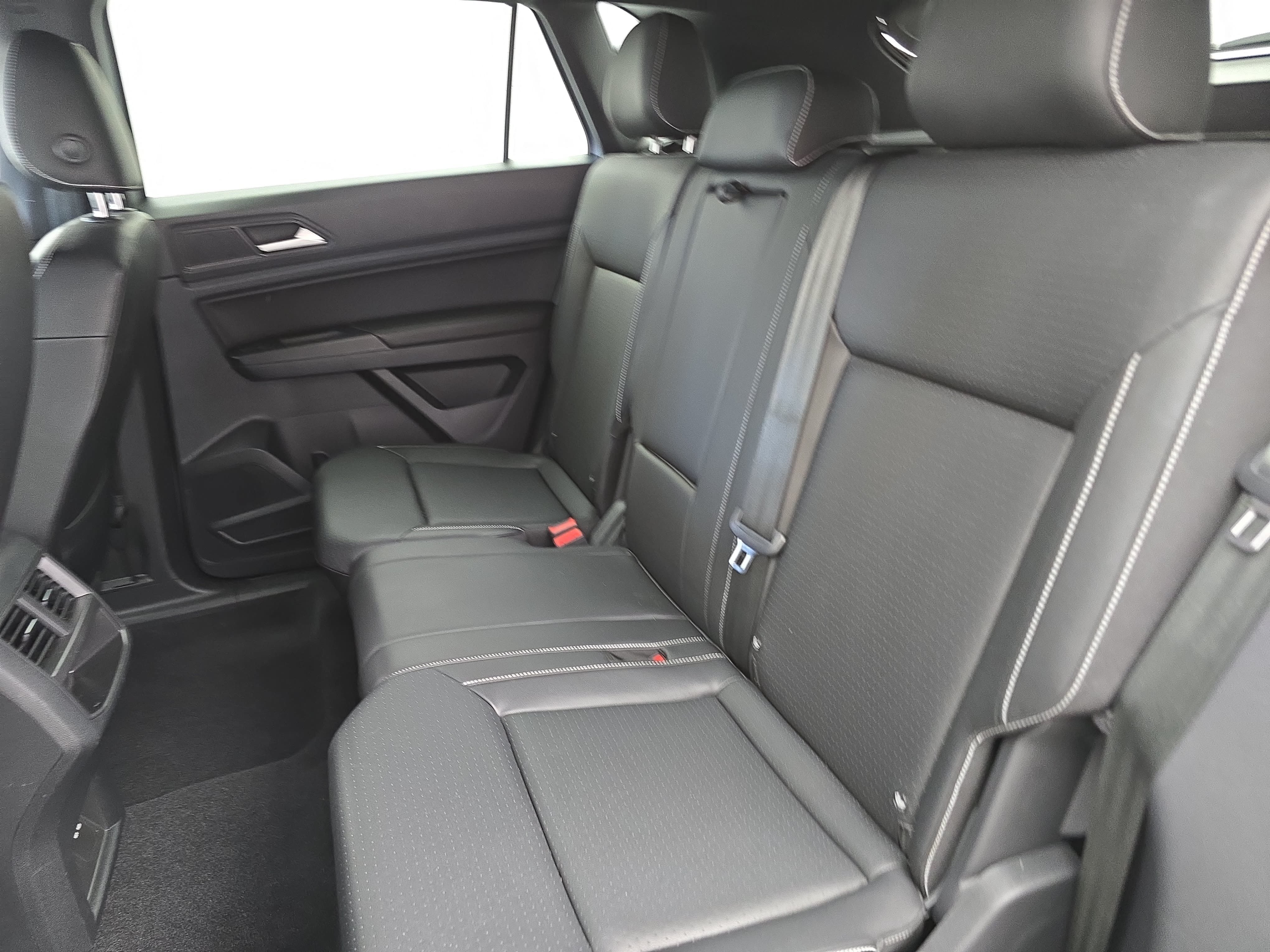 Used 2020 Volkswagen Atlas Cross Sport SE w/ Panoramic Sunroof Package FWD image 14