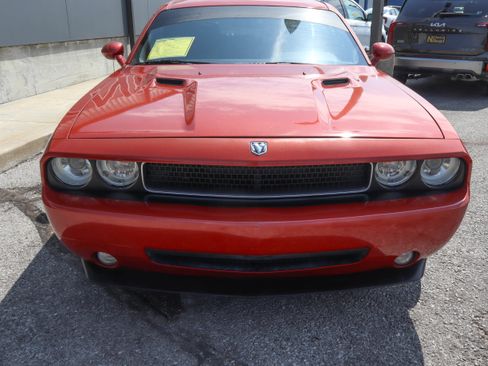 Used 2009 Dodge Challenger R/T RWD image 2