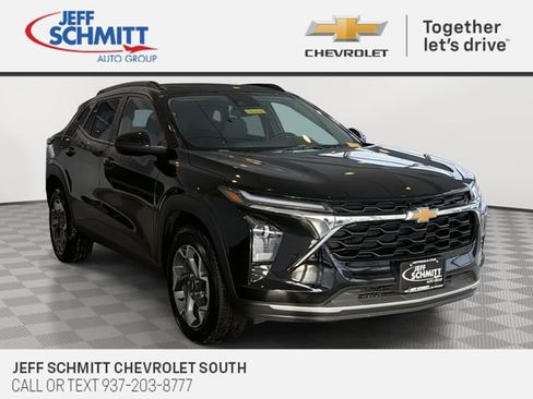 Certified 2025 Chevrolet Trax LT w/ LT Convenience Package image 1