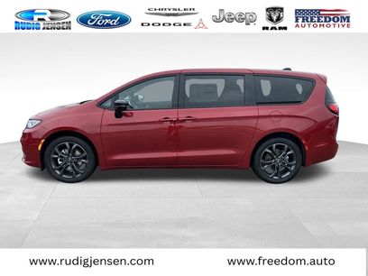 New 2026 Chrysler Pacifica Select