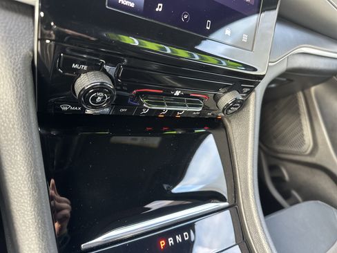 Used 2024 Jeep Grand Cherokee Laredo X image 19