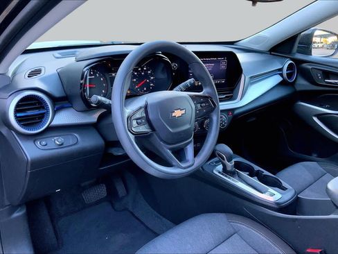 Used 2024 Chevrolet Trax LS w/ LS Convenience Package FWD image 17