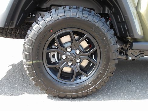 New 2025 Jeep Gladiator Willys image 9