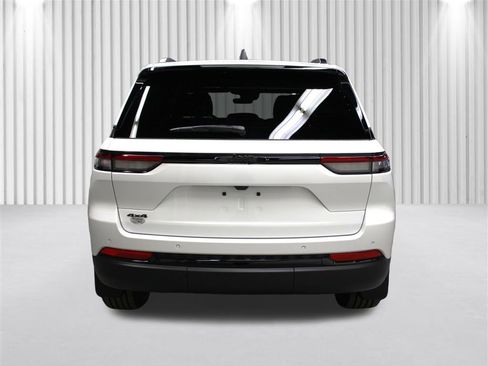 New 2025 Jeep Grand Cherokee Altitude image 4