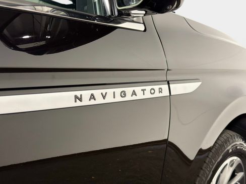 Used 2025 Lincoln Navigator Reserve AWD/4WD image 23