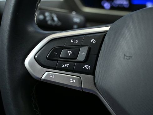 Used 2024 Volkswagen Tiguan SE image 40