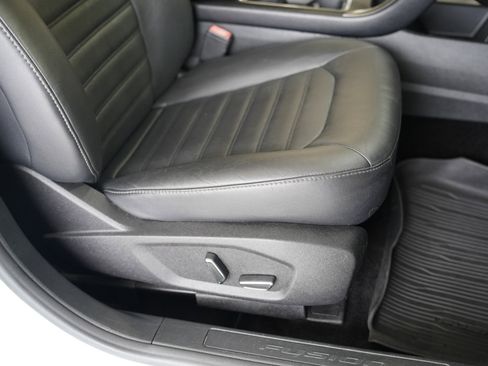 Used 2017 Ford Fusion SE w/ Fusion SE Technology Package image 27