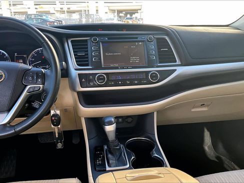 Used 2018 Toyota Highlander Plus image 6