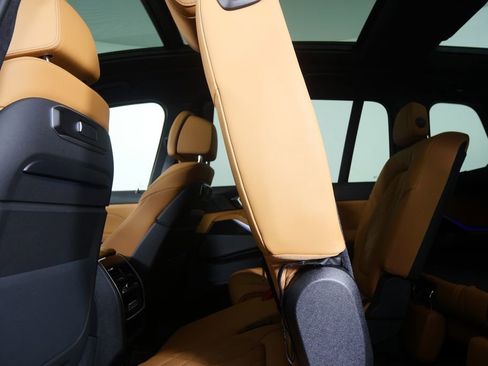 Used 2025 BMW X7 xDrive40i w/ M Sport Package image 18