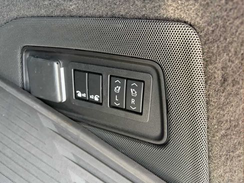 Used 2022 Cadillac Escalade Sport Platinum AWD/4WD image 39