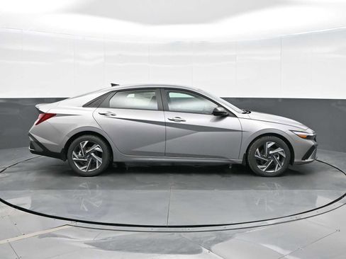 Certified 2025 Hyundai Elantra Sport image 9