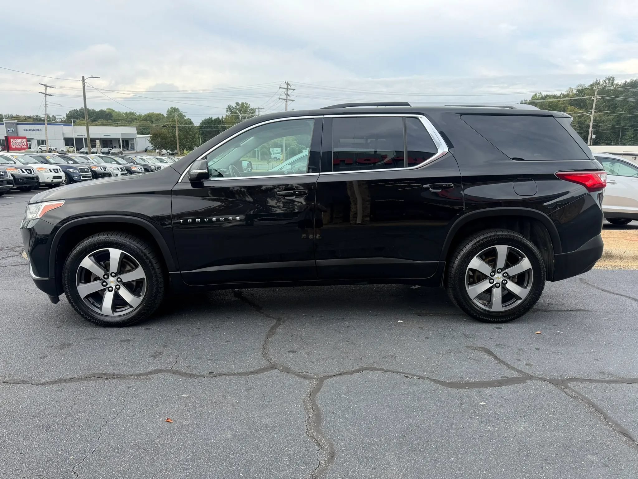 Used 2018 Chevrolet Traverse LT w/ LPO, Floor Liner Package FWD image 4