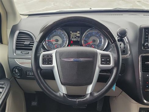 Used 2014 Chrysler Town & Country Limited image 12