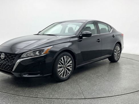 Used 2025 Nissan Altima 2.5 SV FWD image 3