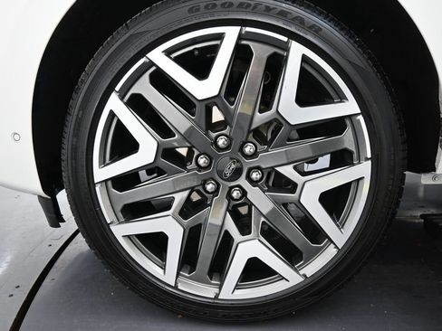 Used 2025 Ford Expedition Platinum w/ Platinum Ultimate Package AWD/4WD image 40