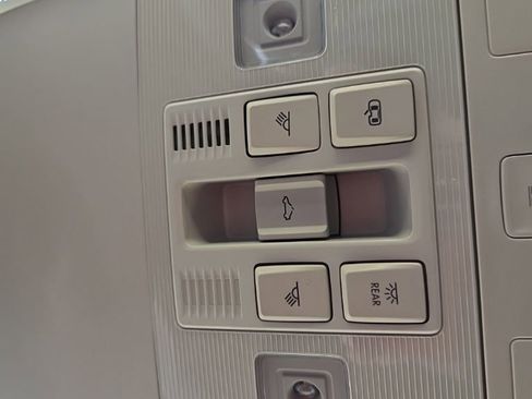 Used 2022 Volkswagen Taos SEL w/ Panoramic Sunroof Package image 33