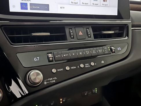 Used 2025 Lexus ES 300h w/ Premium Package image 18