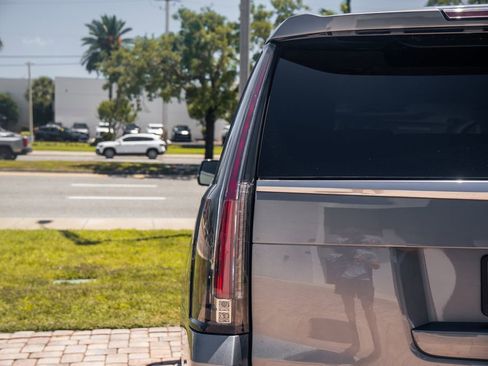 Used 2018 Cadillac Escalade Luxury AWD/4WD image 11
