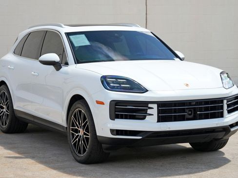 Used 2025 Porsche Cayenne w/ Premium Package Plus AWD/4WD image 60
