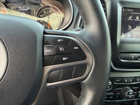 Used 2019 Jeep Cherokee Latitude Plus w/ Comfort/Convenience Group AWD/4WD image 34