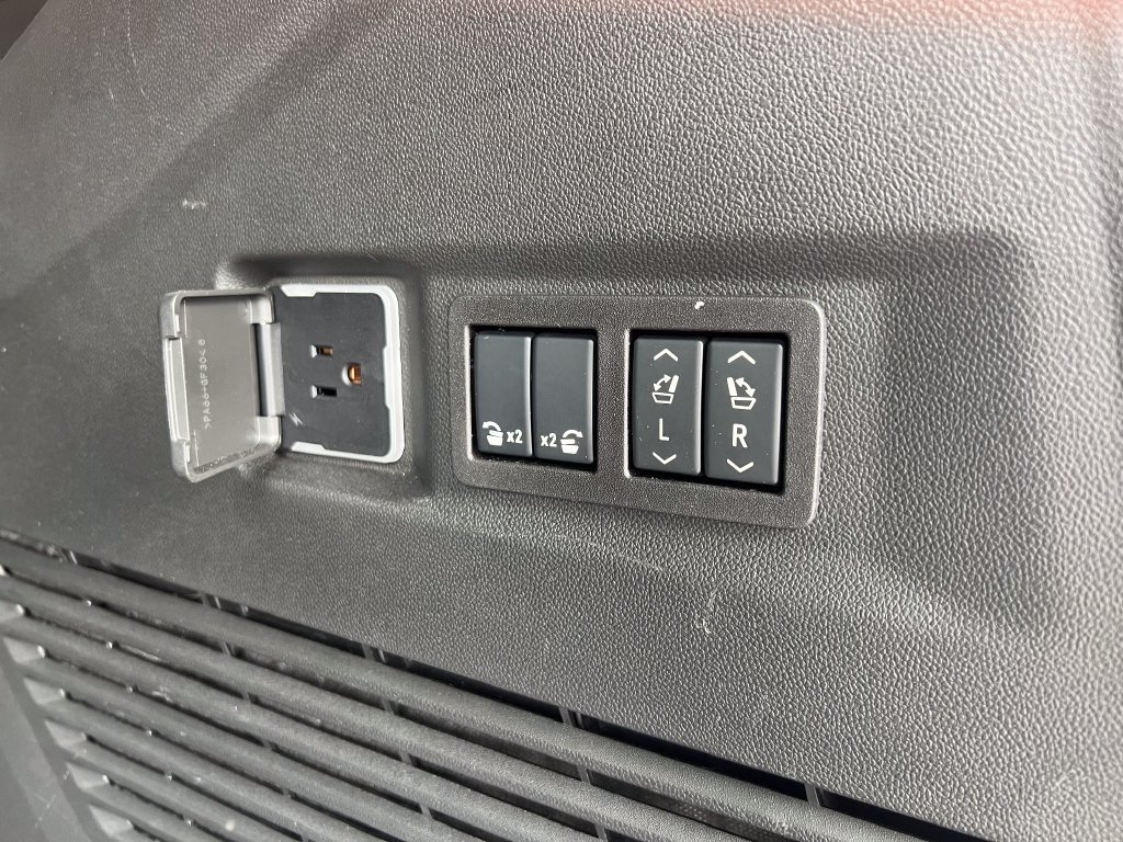 Used 2026 Chevrolet Tahoe Premier AWD/4WD image 23