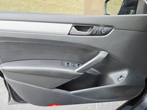 Used 2015 Volkswagen Passat 1.8T SEL Premium image 34