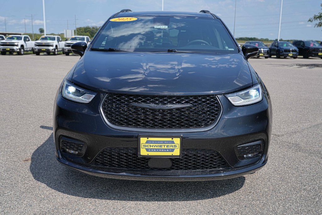 Used 2025 Chrysler Pacifica Limited FWD image 2